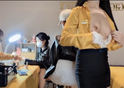 Clip sex bé nhân viên spa khoe mông, lồn